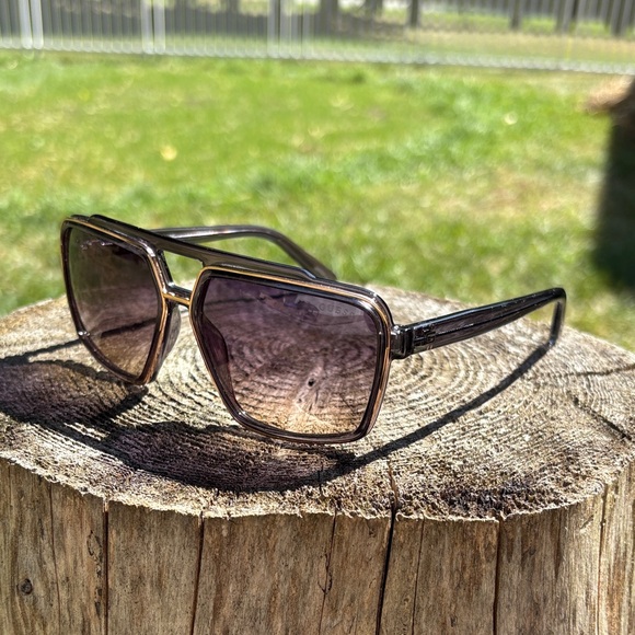 G by Guess Black and Gold Sunglasses - Picture 1 of 4